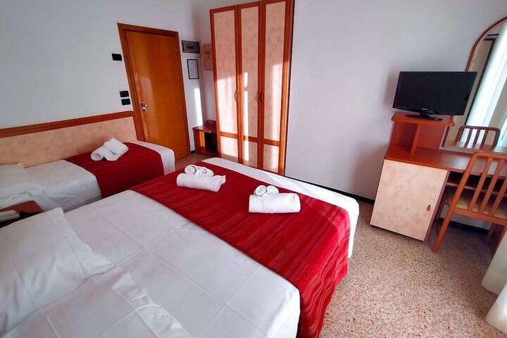 Room 9 of 18