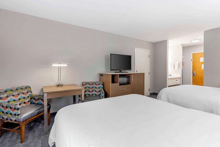 2 Queen Beds Microwave and Refrigerator WiFi Full Breakfast (6 of 10)
