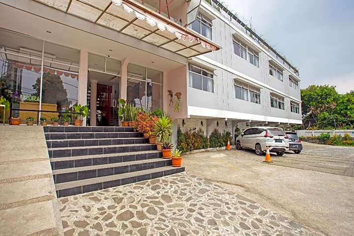 Collection O 3876 The Aurora Inn Lembang