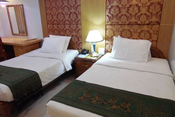 Room 4 of 40