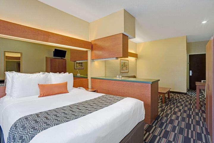 1 Queen Bed Accessible Room (4 of 16)