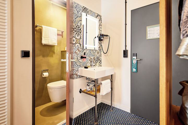 Room 16 of 22