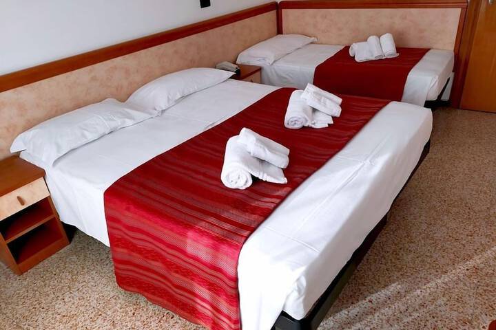 Room 6 of 18