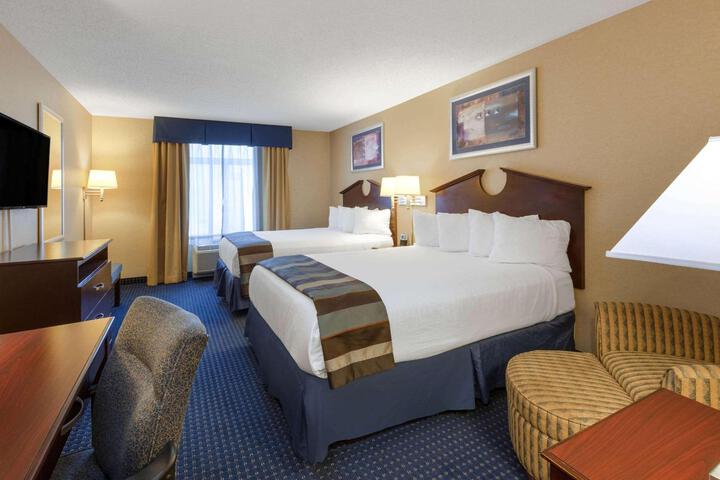 2 Queen Beds (3 of 7)