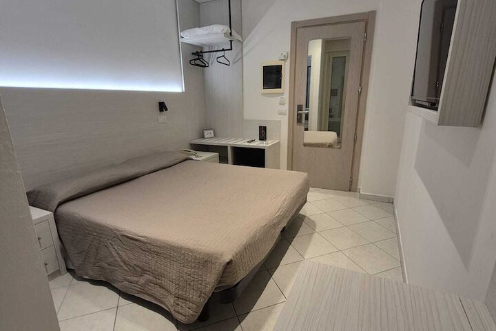 Room 12 of 37
