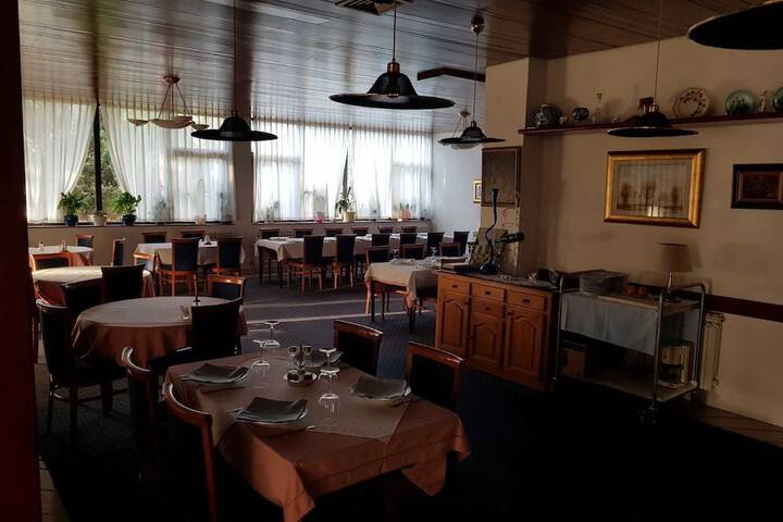 Dining 16 of 21