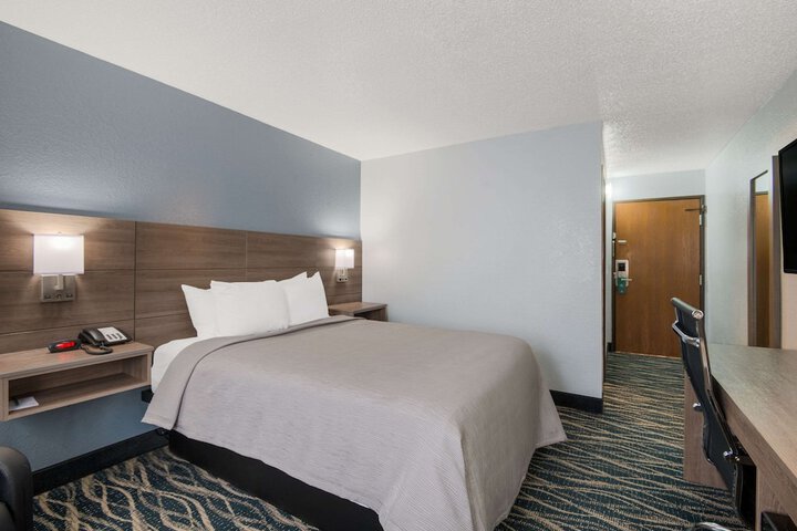 Queen Bed Accessible (4 of 11)