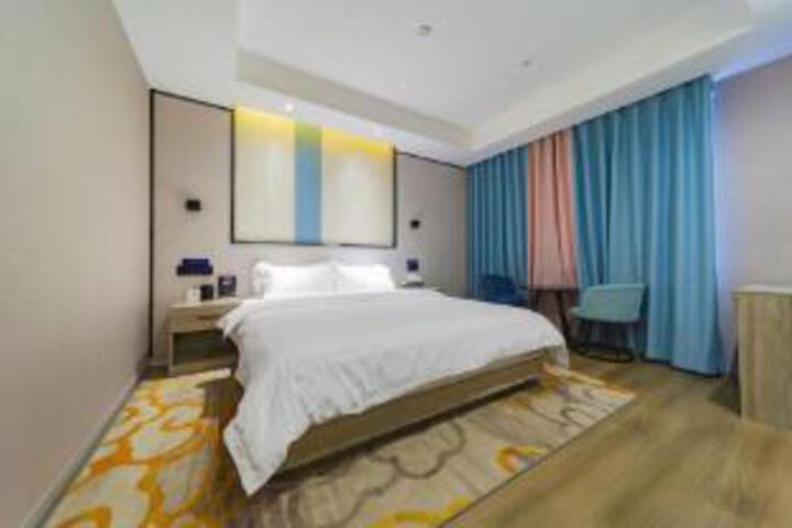 Room 6 of 8