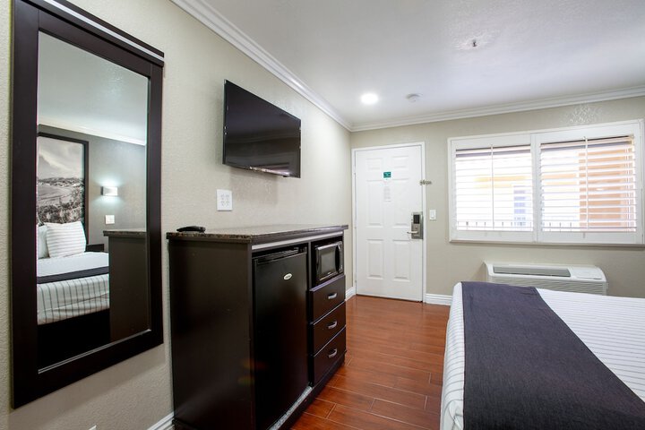 1 Queen Bed (3 of 19)
