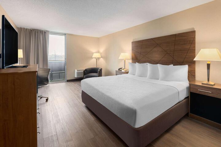 1 King Bed (14 of 17)