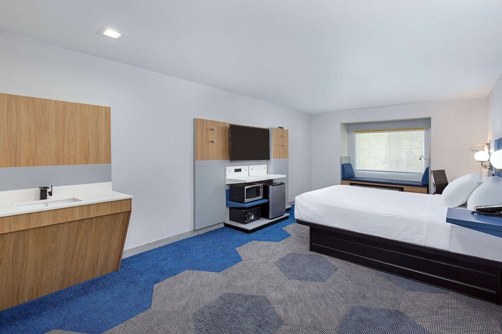 1 Queen Bed (12 of 19)