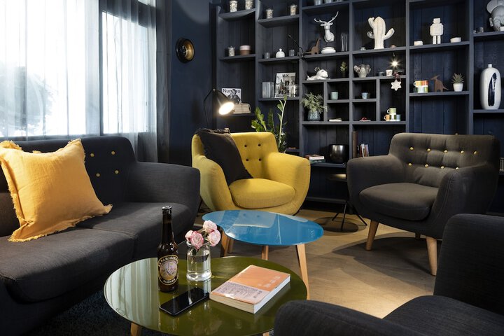 Lounge 76 of 87