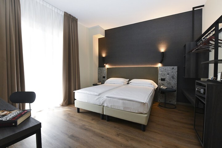 Room 27 of 102