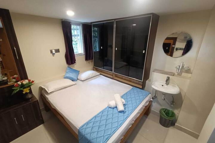 Room 3 of 84