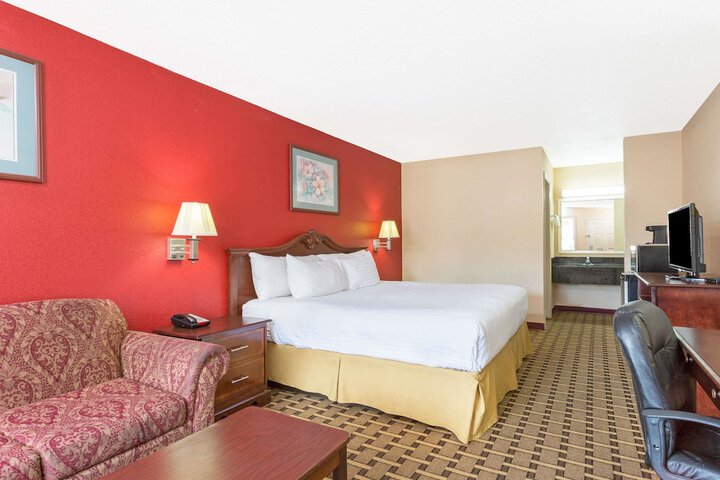1 King Bed (5 of 5)