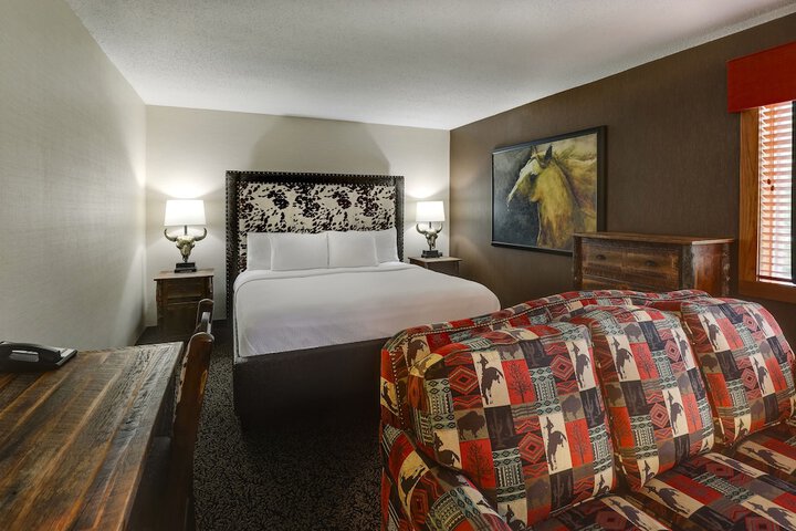 Deluxe King Bed Accessible (12 of 15)