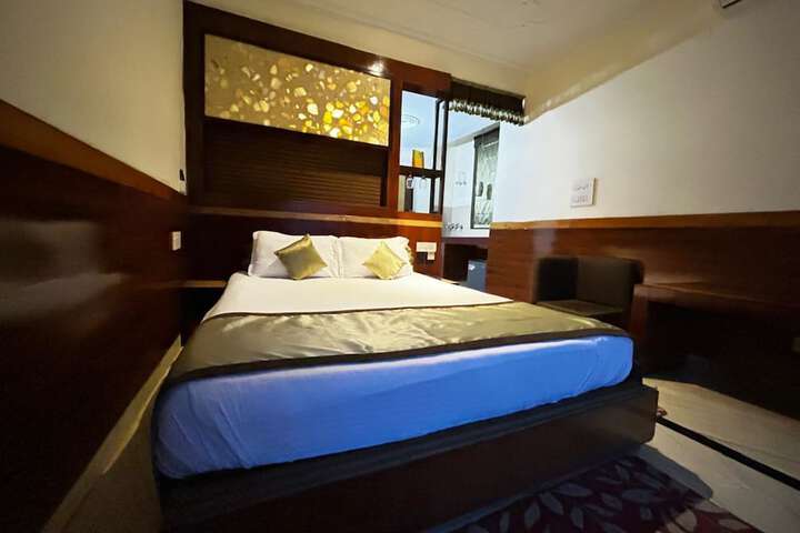Room 13 of 22
