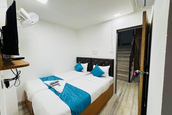 Room 8 of 12