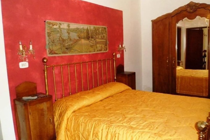 Room 10 of 38
