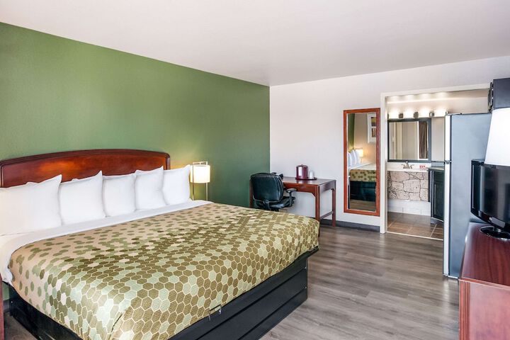 1 Queen Bed Accessible (2 of 13)
