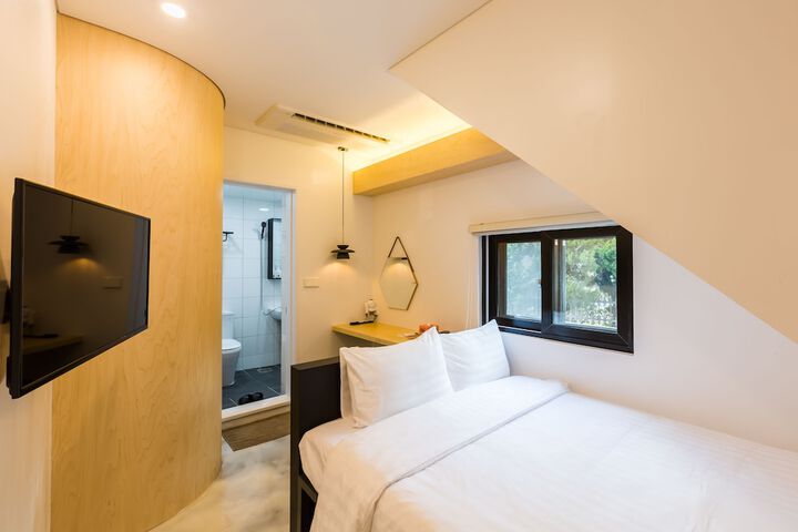 Room 8 of 90