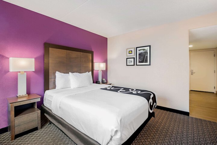 1 Queen Bed (24 of 24)