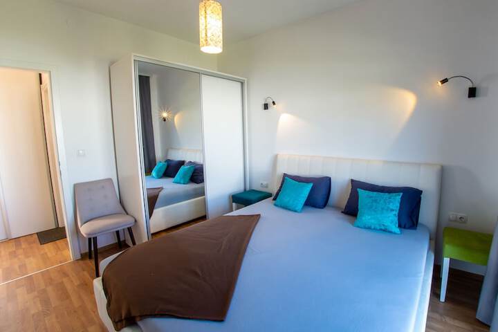 Room 4 of 83
