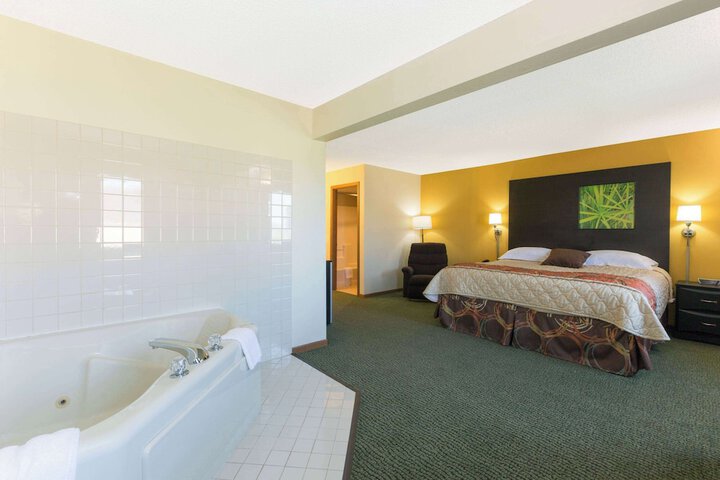 1 King Bed (2 of 11)