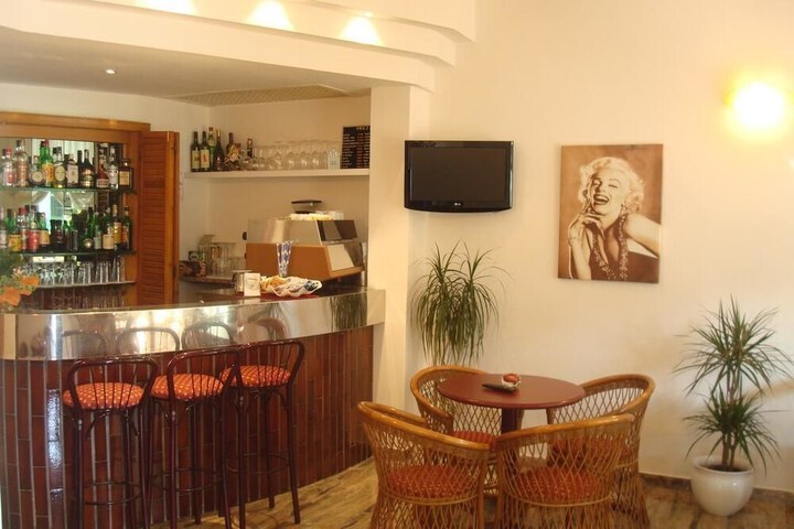Lounge 14 of 29