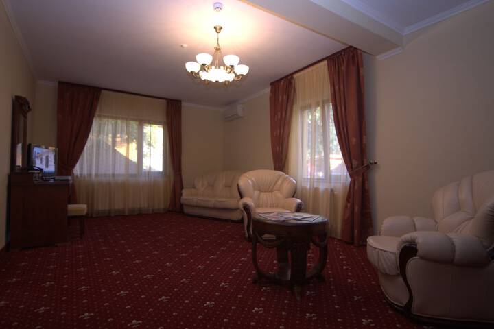 Room 8 of 33