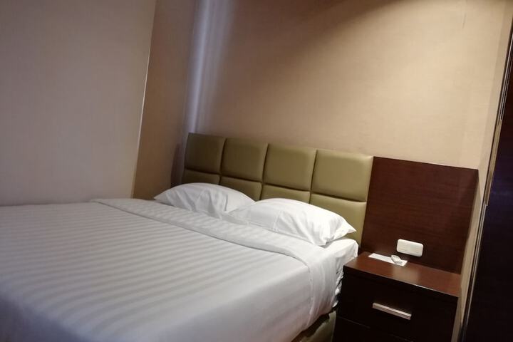 Room 10 of 32