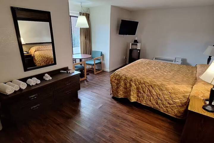 1 King Bed with River View (2 of 5)