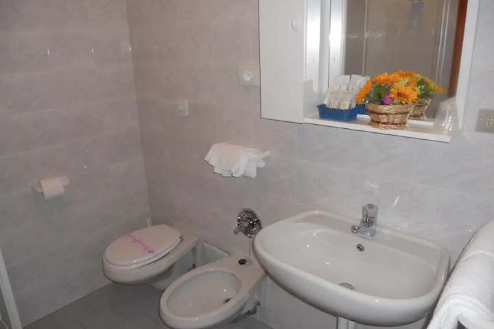 Room 9 of 25