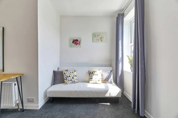 Room 5 of 10