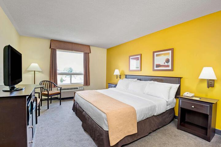 1 King Bed (1 of 8)