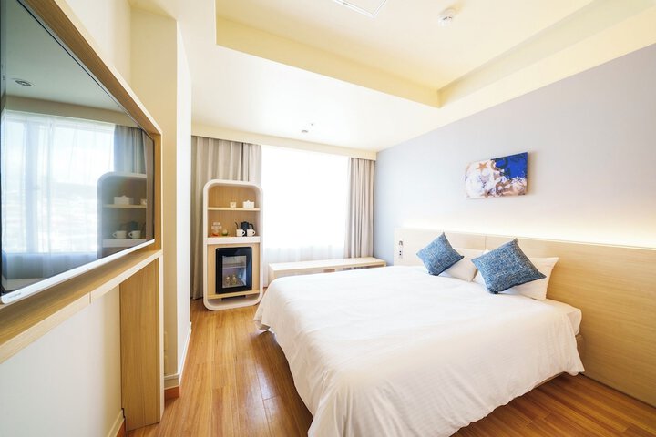 Room 10 of 42