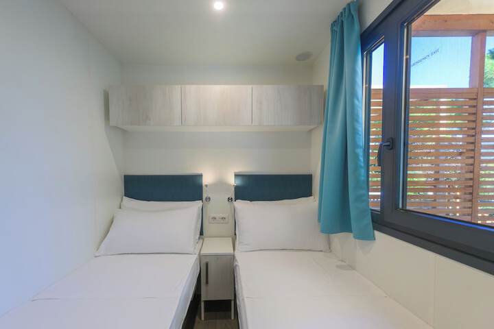Room 8 of 32