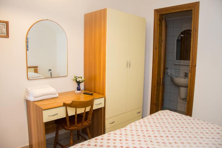 Room 6 of 65