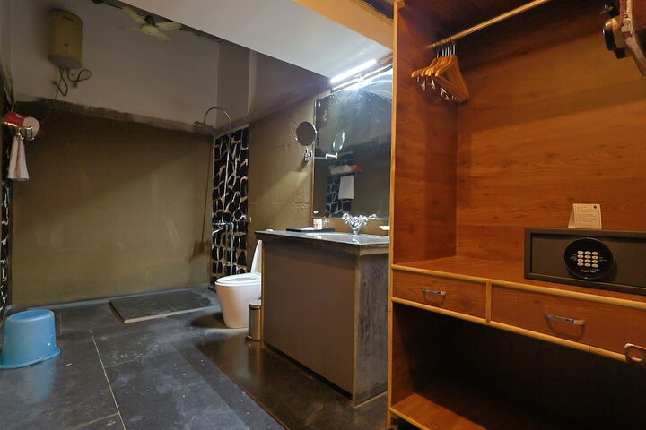 Room 32 of 66