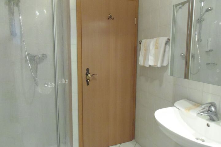 Room 32 of 61