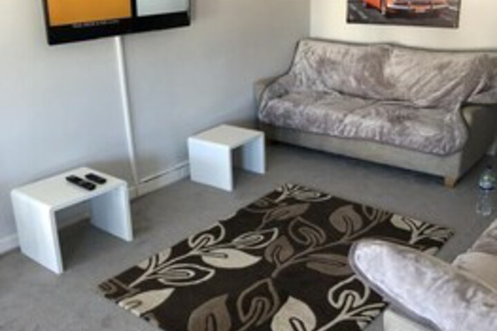 Lounge 3 of 12