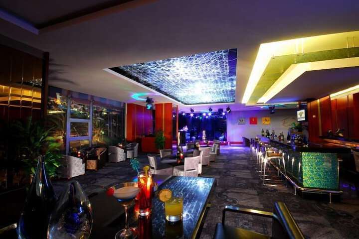 Lounge 11 of 22