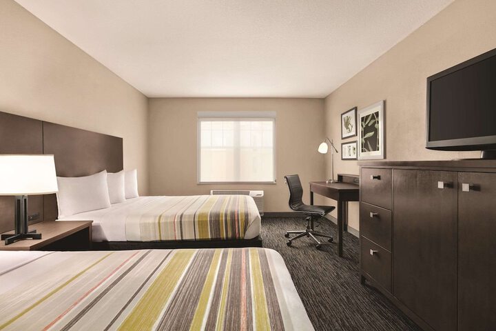 2 Queen Beds (2 of 11)