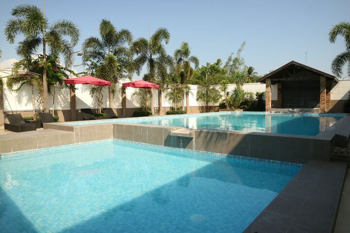 Pools & Facilities
