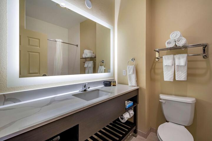 1 King Bed High Speed Internet Accessible Microwave and Refrigerator Pillowtop Bed 27 Inch Flat Screen Television Oversized Desk Full Breakfast (4 of 23)