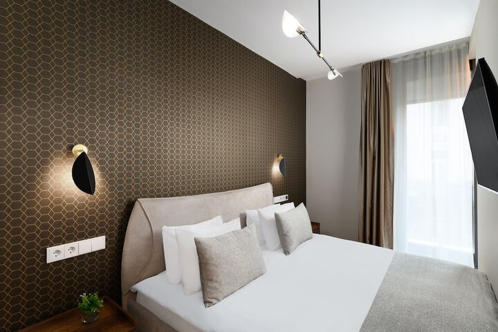 Room 27 of 76