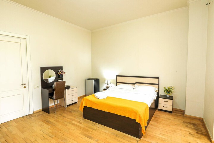Room 5 of 10