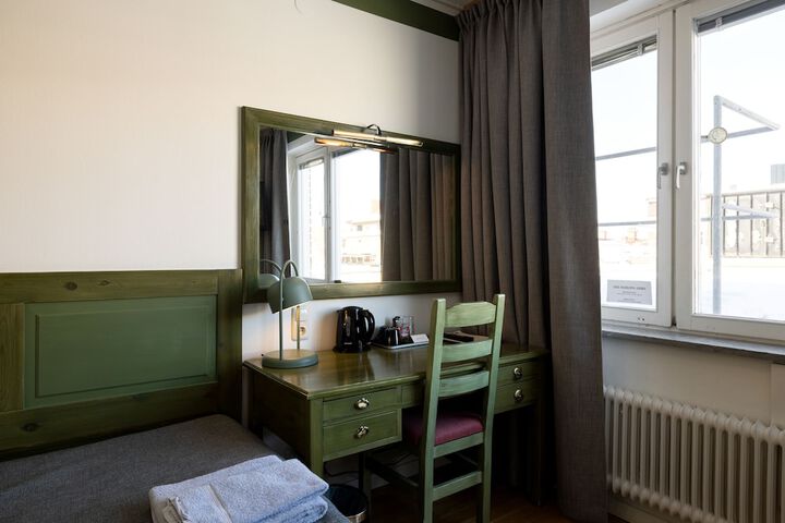 Room 21 of 103