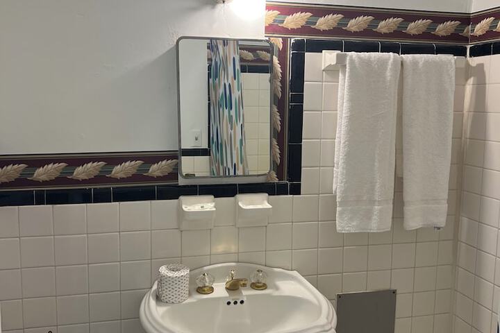 Basic Double Room (2 of 4)