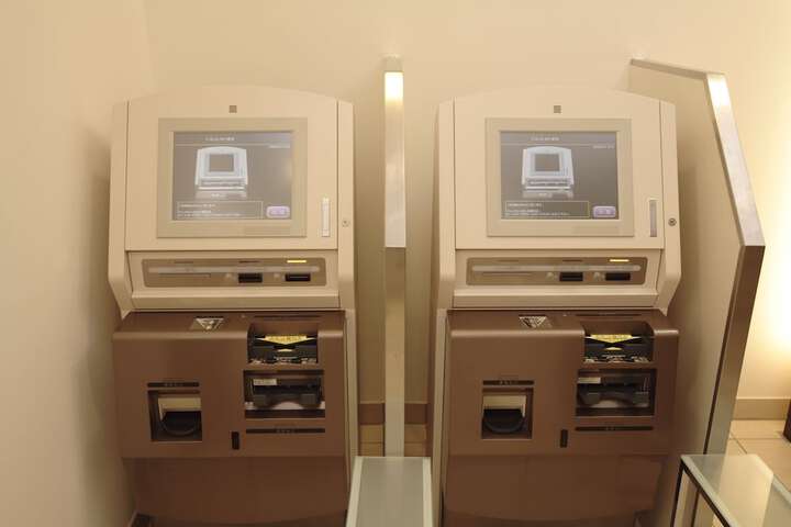 Check-in/check-out kiosk